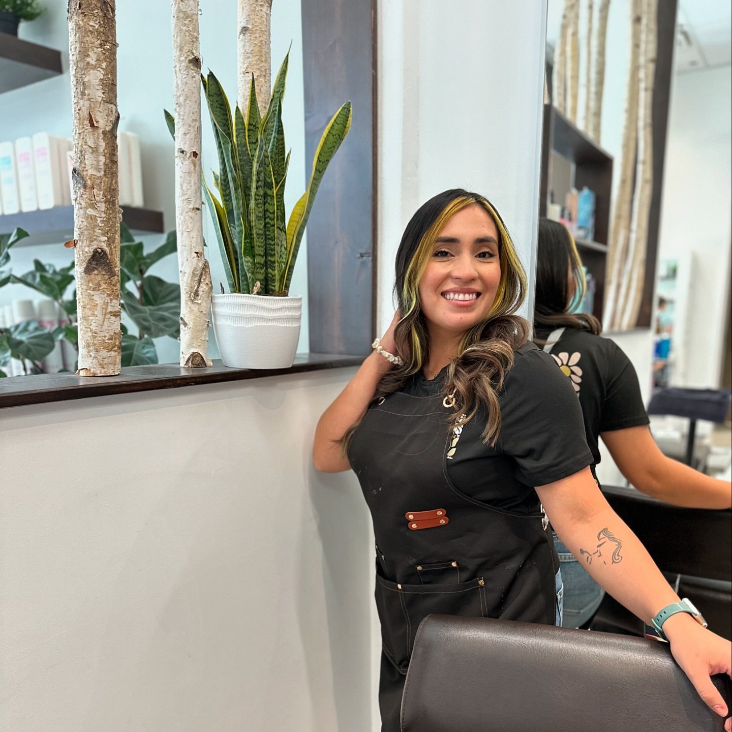 INTRODUCING NAT&rsquo;S BEAUTY ADVENTURES🐝
@natsbeautyadventures is an experienced professional in the beauty industry, with a decade of expertise. Initially focusing on makeup, she has now expanded her skills to include hair services such as cuts a