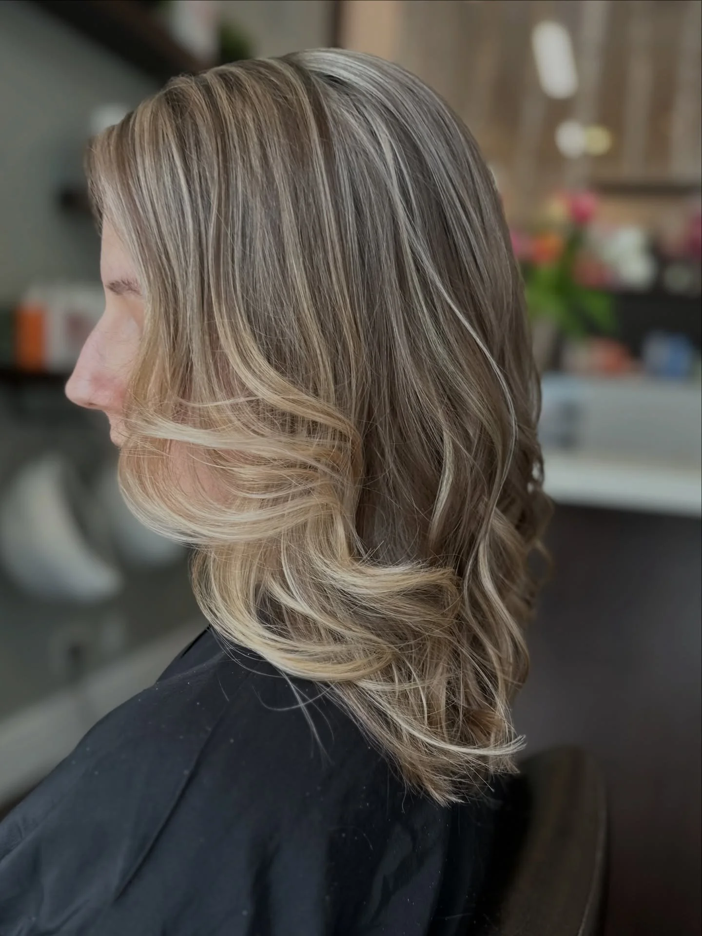 Feeling lighter and brighter! Big chop and highlight on this beautiful blonde by @hairbytrisha12. Swipe for the before!

#highlights #haircut #blonde #losangeles #hairsalon