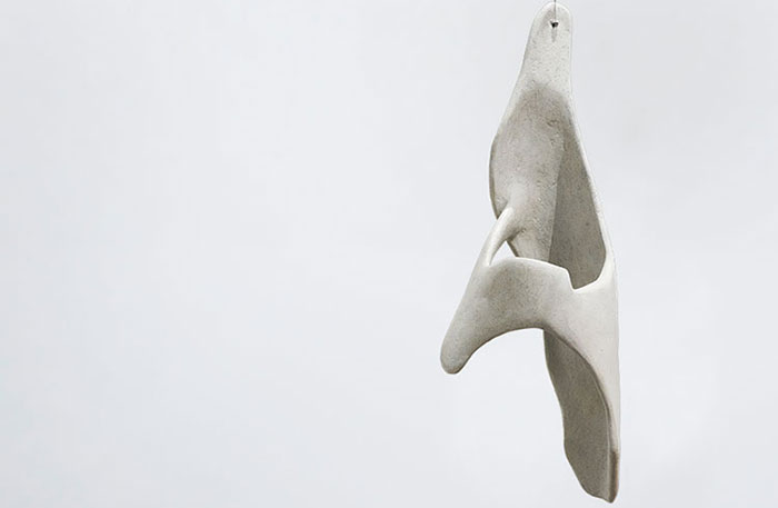 La sculpture moderne est indissociable de la remise en question du socle, ce piédestal qui permet à l’oeuvre de dominer le spectateur. Il sacralise les sujets représentés — comme le sacrifice à la guerre — ainsi qu’un certain type de sculpture — le monument. Mais vint Rodin qui, avec Les bourgeois de Calais, osa placer ses héros au ras du sol. Vint ensuite Brancusi qui ne se libéra pas totalement du socle, mais qui lui nia tout de même sa fonction convenue, en en faisant un élément de sa réflexion, ne le gardant que s’il faisait partie logiquement de la sculpture. Lire la suite→