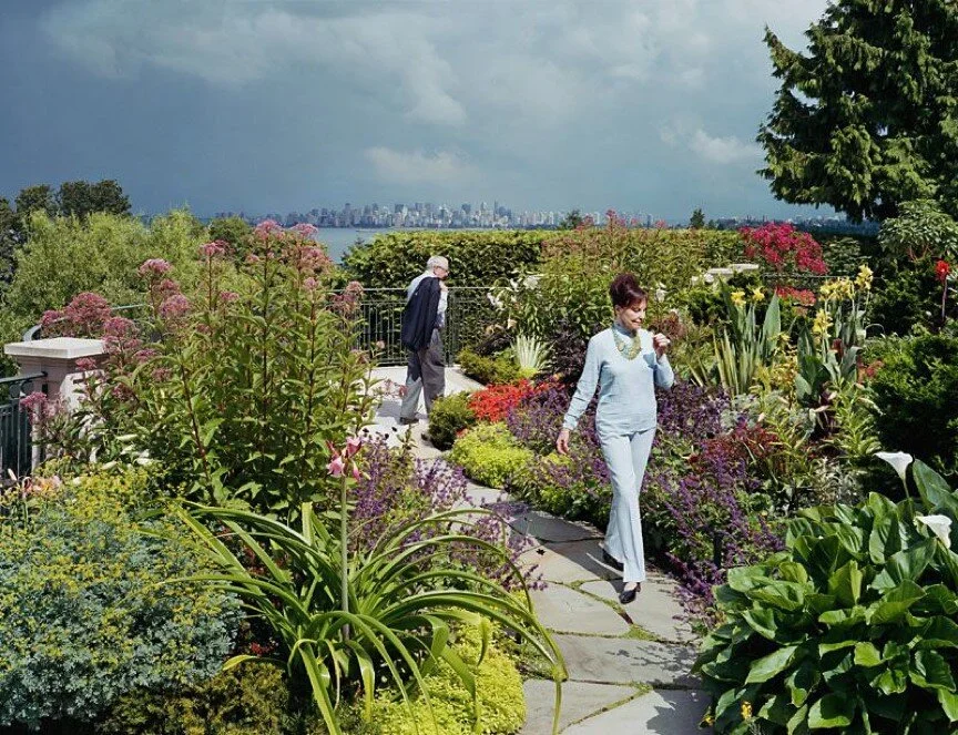 Scott McFarland , On the Terrace Garden, Joe and Rosalee Segal with Cosmos altrosanguineus , 2004, Ed. 7/7, Impression numérique couleur, 40” x 48”