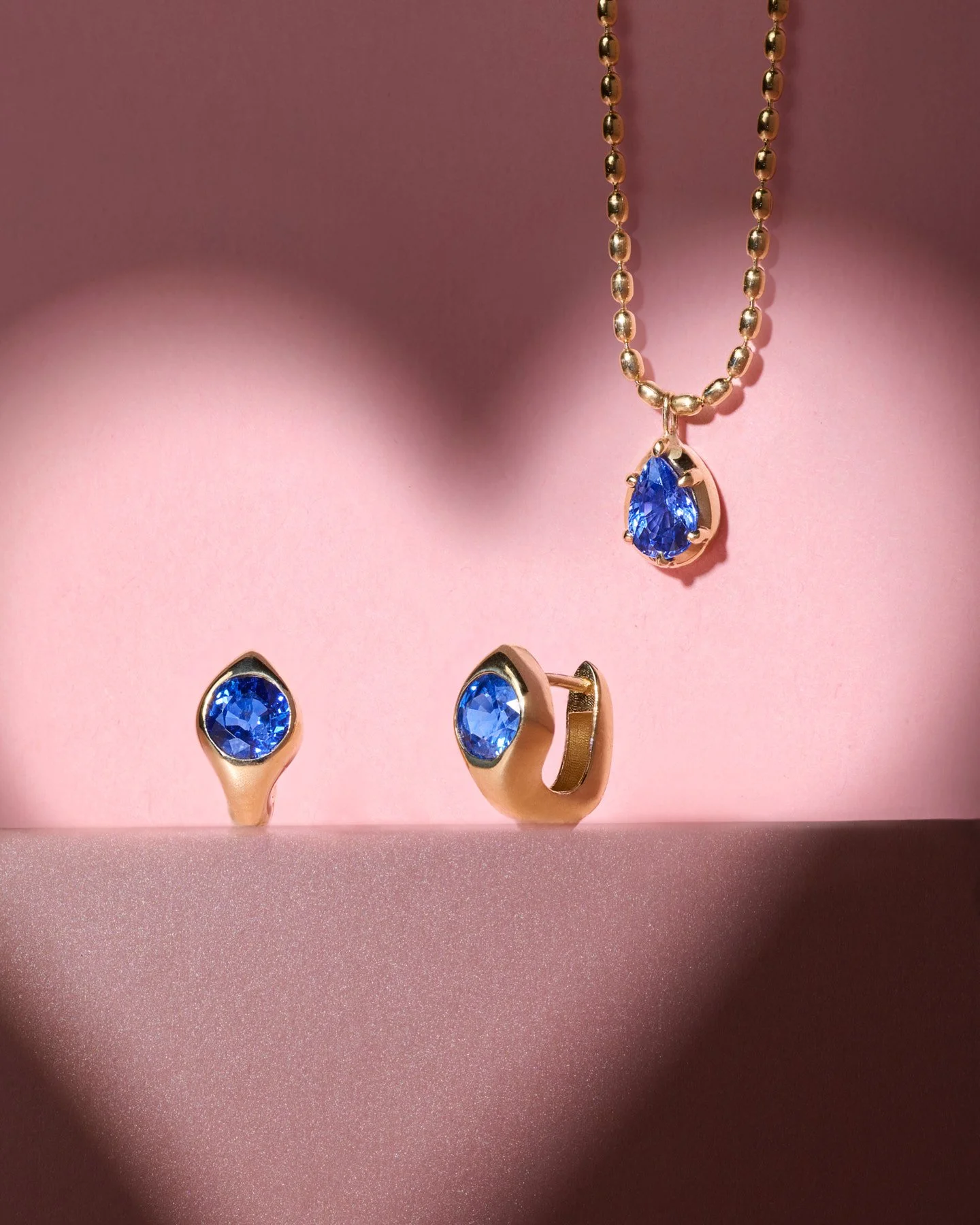 SG_ValentinesDay_Blue-Sapphire-Huggies_Pear-Pendant_2026_3486_sRGB_web.jpg