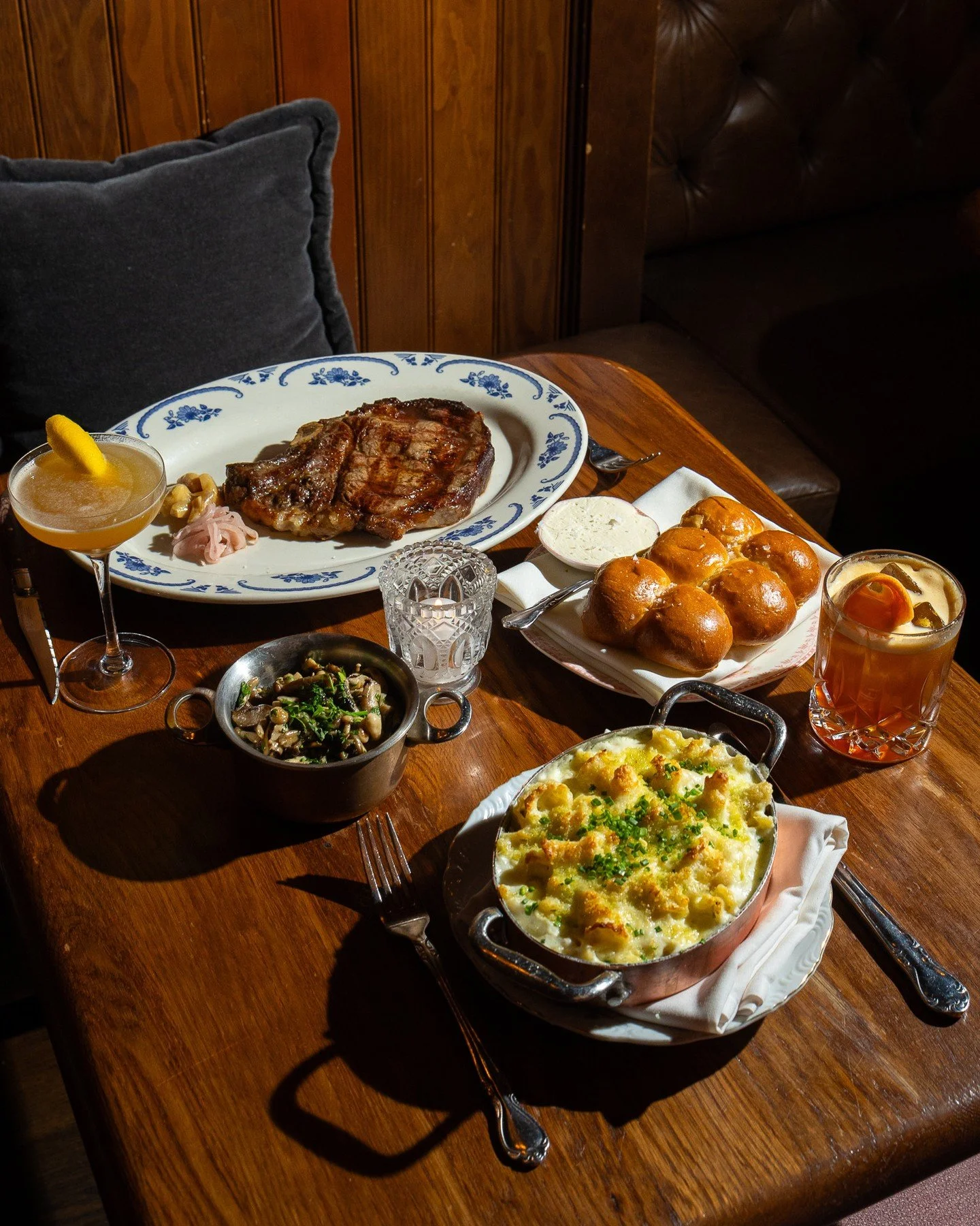 Some pairings just make sense&hellip; steak and mac &amp; cheese ✨⁠
⁠
Tap the link in bio to book.