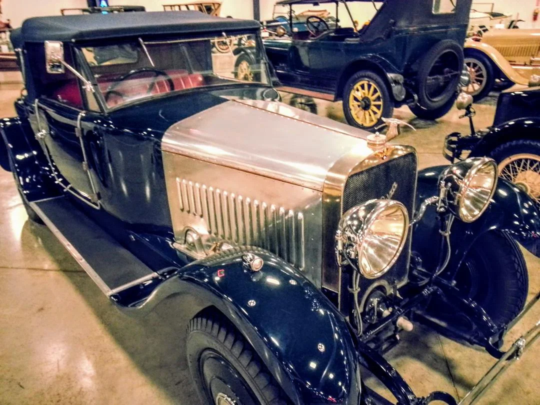 Showcasing some of the classic 1920s lines popular in the era