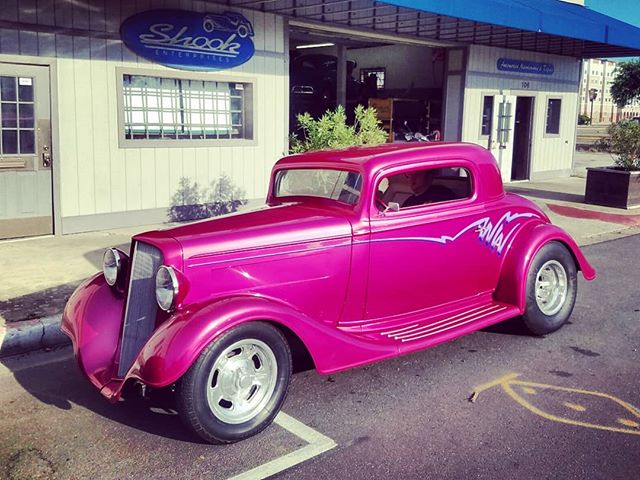 1934 Chevy Hot Rod - 
The joys in life of being a mechanic's daughter is seeing what rolls into the shop..
.
Yes or No for pink paint schemes?
.
💋🏁
Like CARS?
Then follow ya girl! 😂
💋🏁
.
.
.
.
#chevy #1934chevy #chevyhotrod #hotrod #chevrolet #c