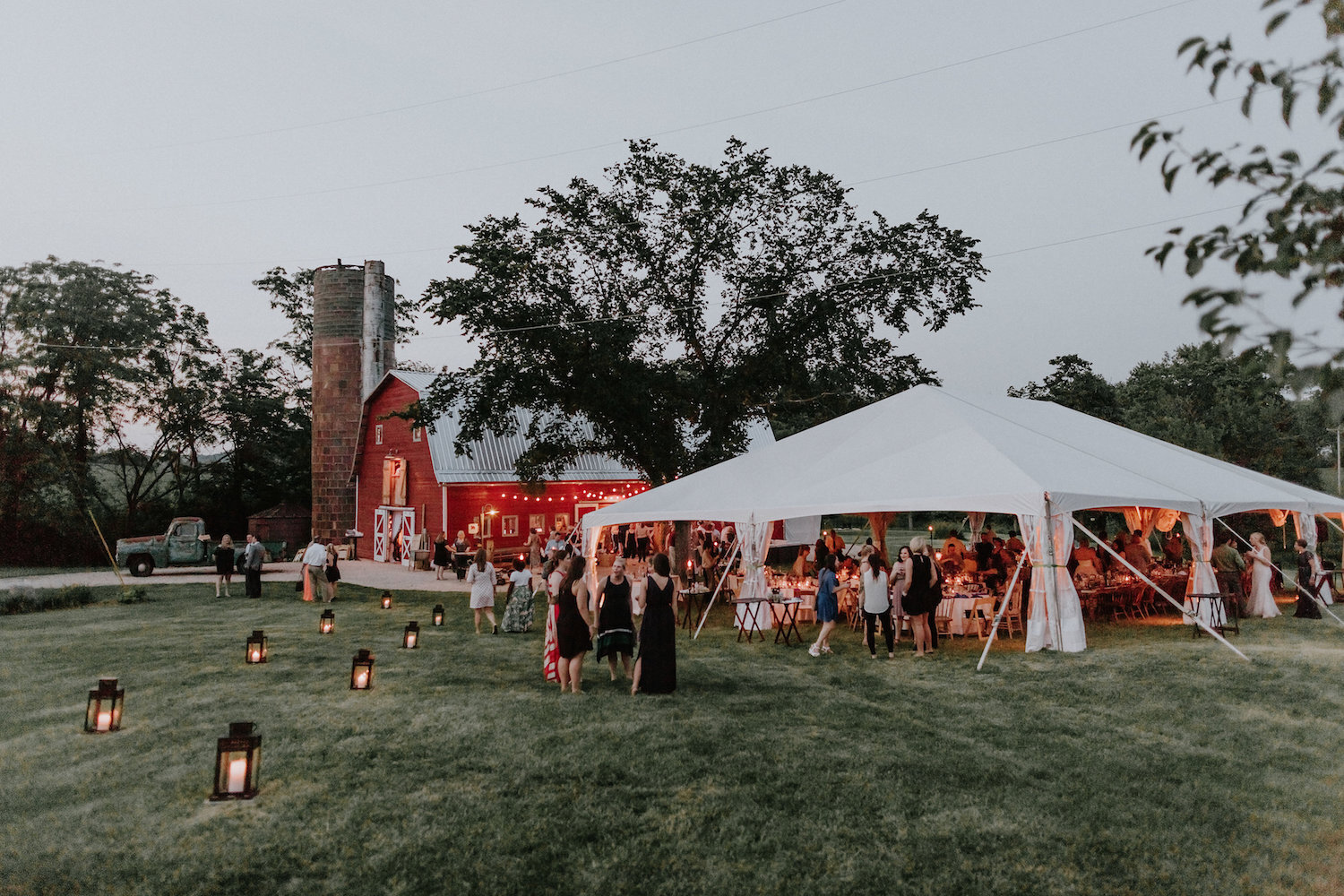 Picture Perfect Hannah Victorias Three Barn Farm Wedding Belli Fiori