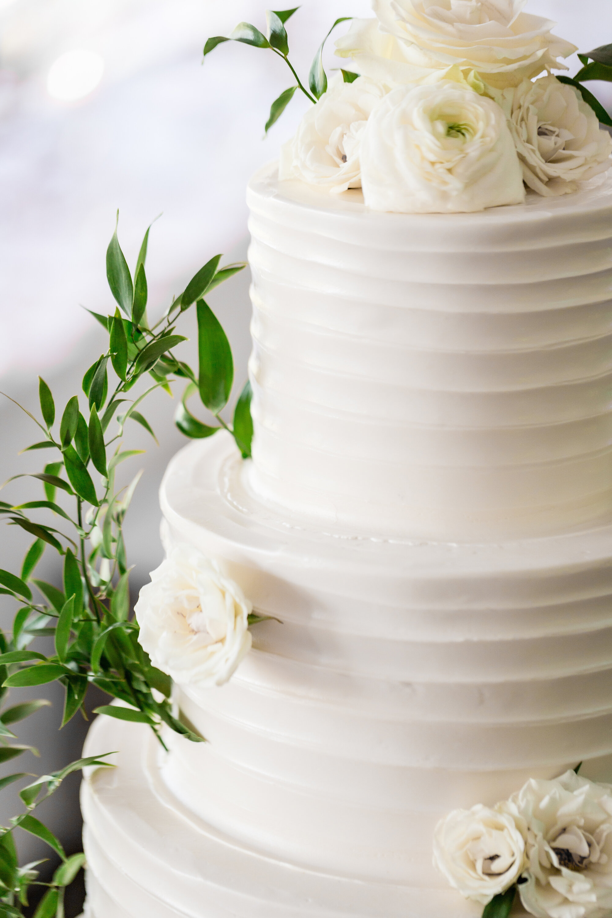 Belli-Fiori-St.-Louis-Wedding-Florist-White-Cake-Flowers.jpg