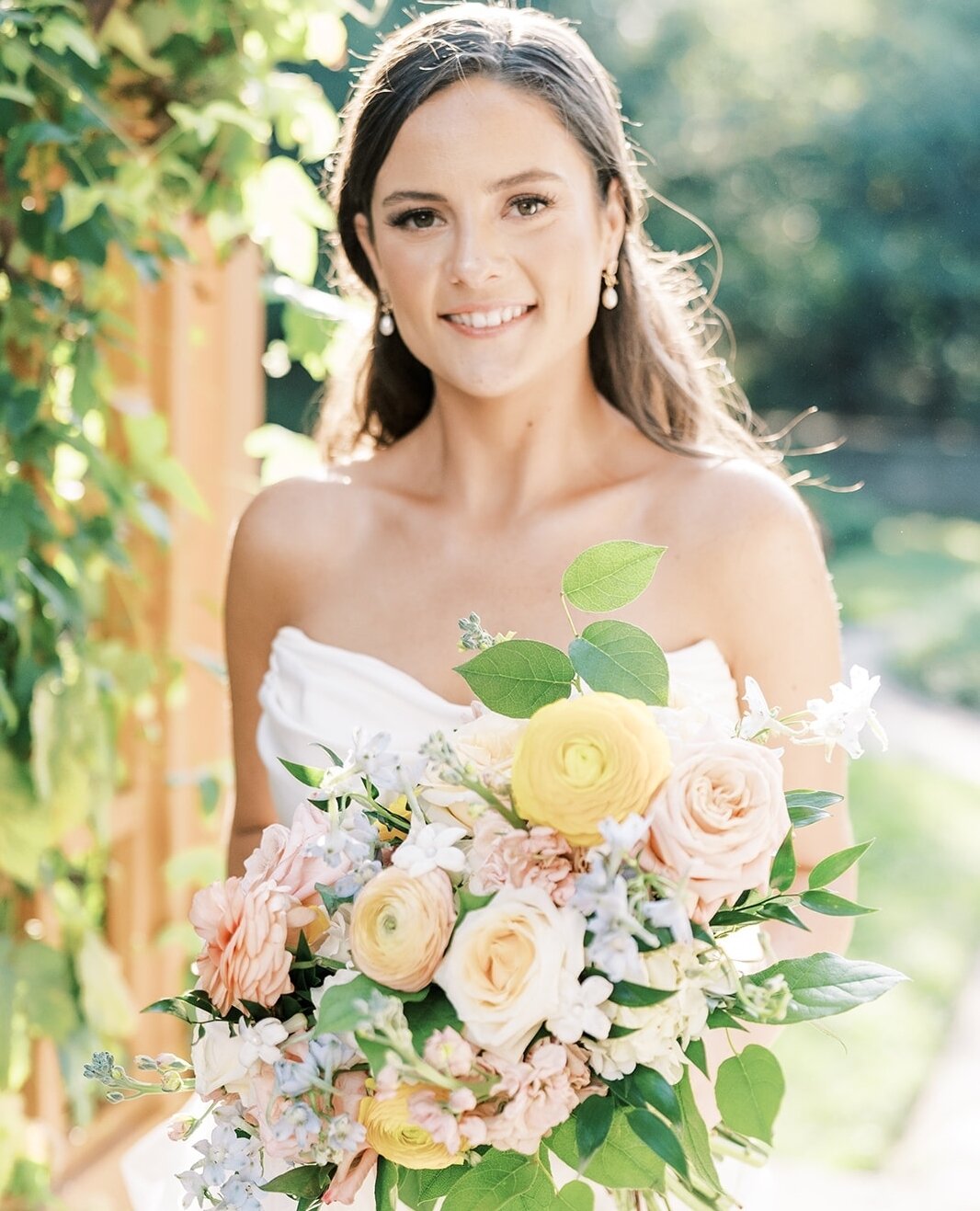 Mary's delicate pastel bouquet is giving amazing #springvibes! Color is IN this year, and we love it all - from bold jewel tones to this soft, dreamy palette. 🎨⁠
⁠
Photos: @blkphotographyphotos
