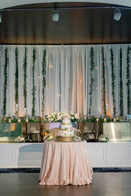 Wedding reception head table backdrops | Beachweddingtips.com