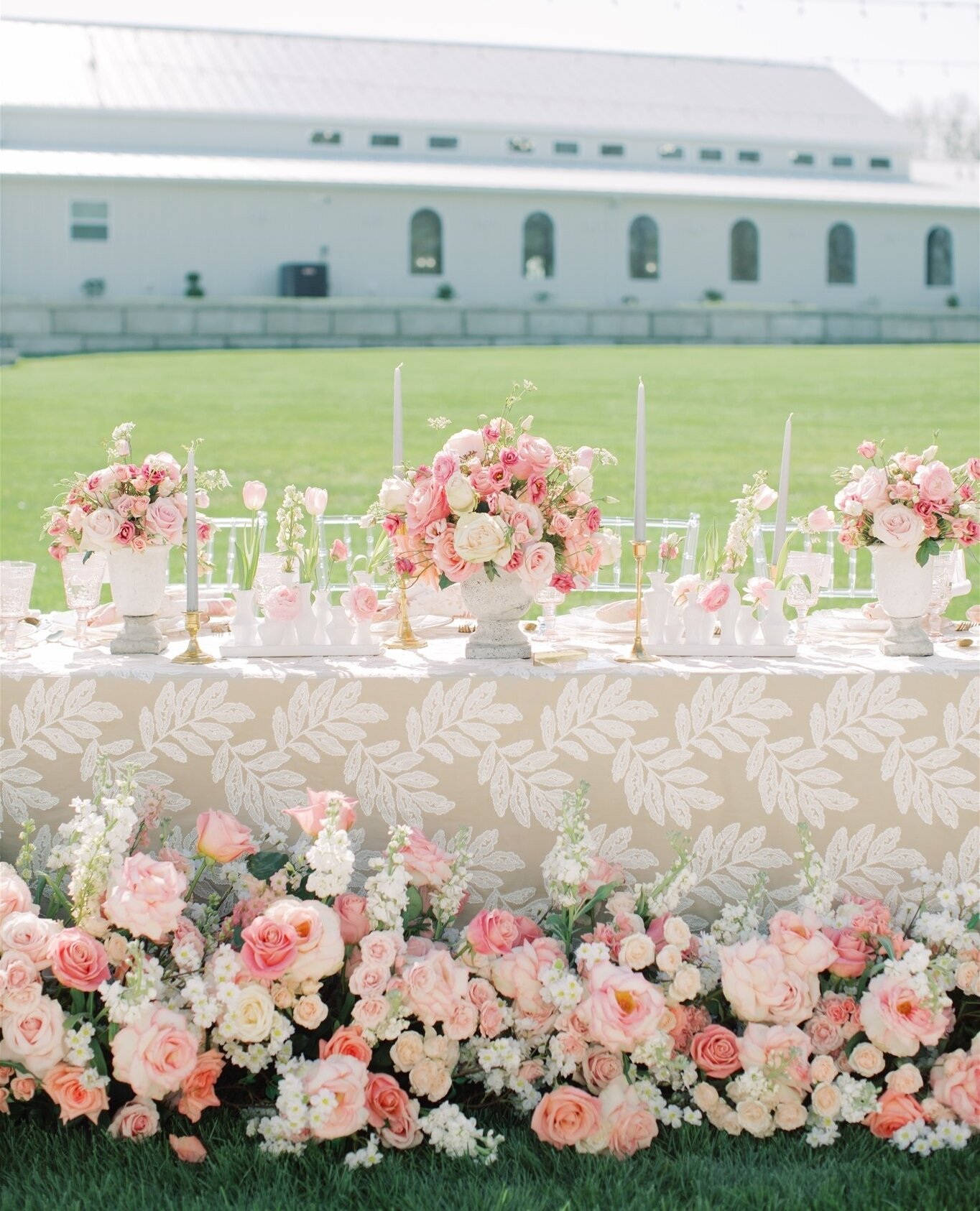 From intimate sweetheart tables to impactful feasting tables, Belli is here to make your head table setup one to remember! Check out the link in our bio to read our blog on this important topic. ➡️⁠
⁠
Photos:⁠ @rochellemaplesphoto⁠
Planning: @EventsL