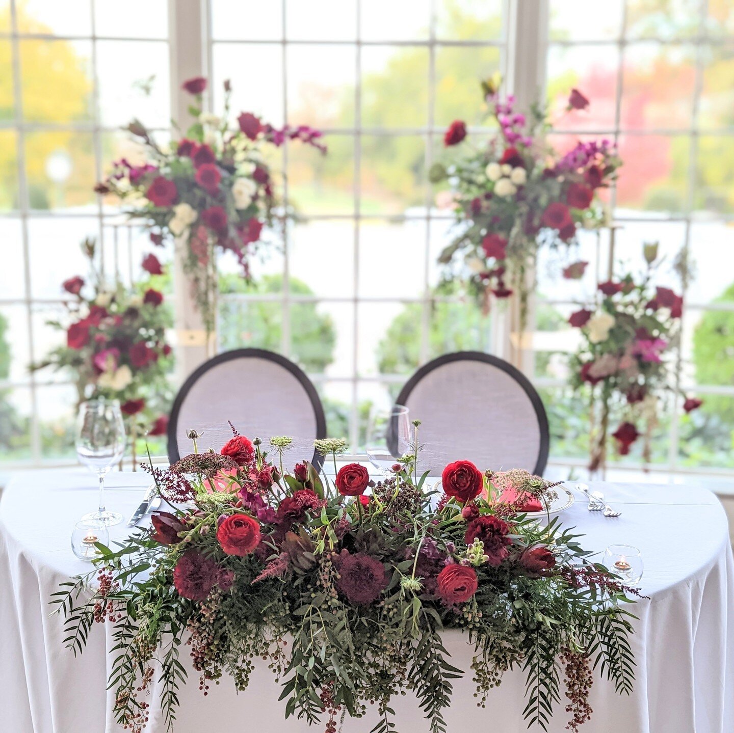 Didn't find time to read our newest blog over the weekend? No problem, it's still there - just tap the link in our bio!  This month, we're talking all about head tables and how to give them some WOW factor!⁠
⁠
Venue: @bellerivecc