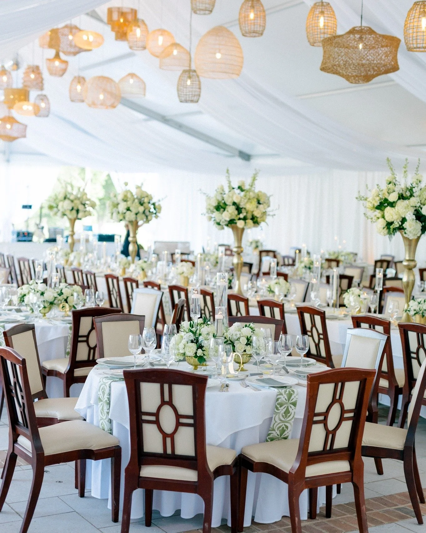There&rsquo;s something undeniably magical about a summer wedding under a crisp white tent. 🤍🌿

Paired with lush white and green florals, the entire space takes on an ethereal garden feel&mdash;romantic, airy, and effortlessly elegant. It's a desig