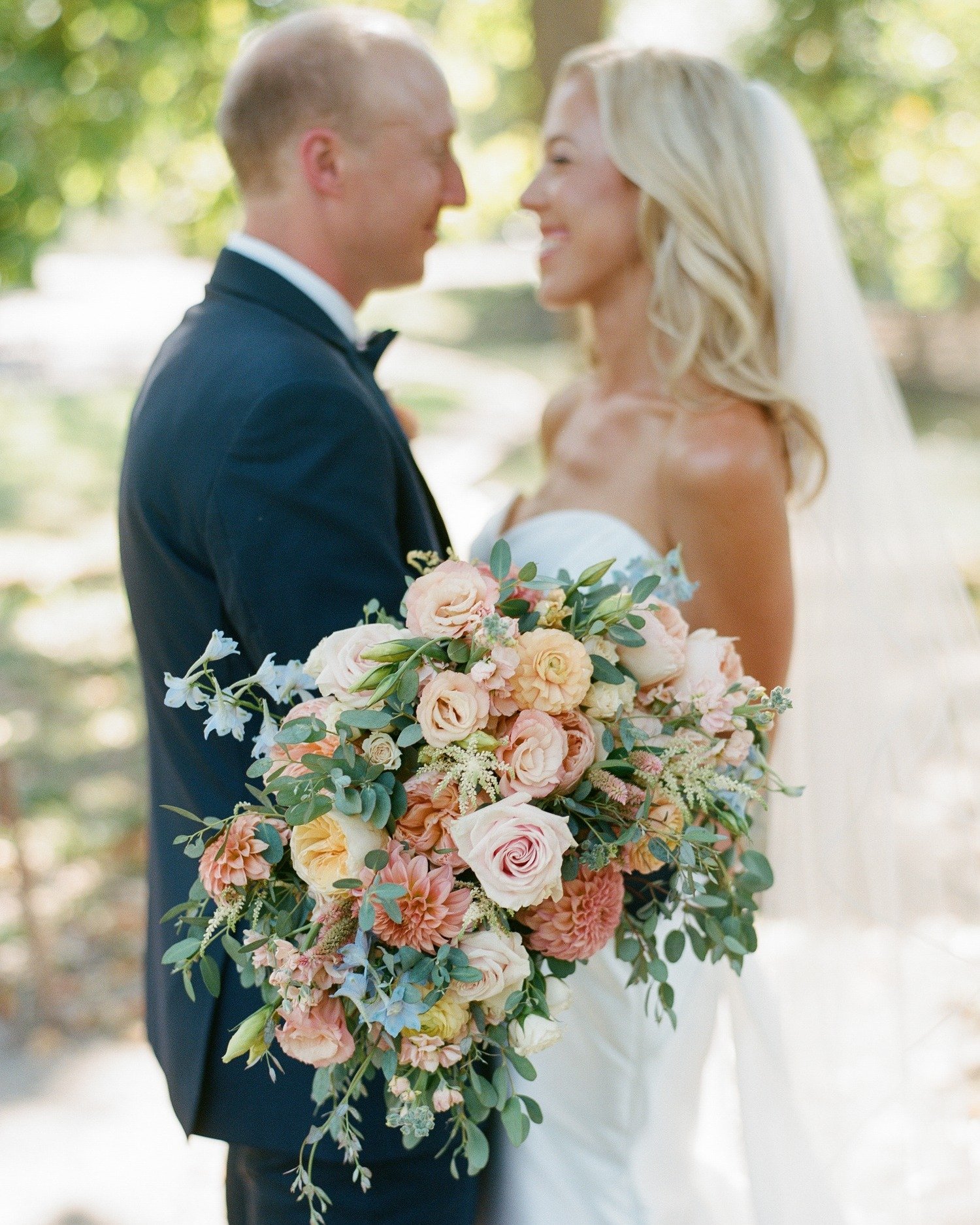 Make me a bouquet....but make it a moment.💕

We love designing bouquets that perfectly fit our bride's vision...modern, cascade, natural...your bouquet is all about you!

Images: @shannondugganphotography
Planner: @betterthanbridesmaids
Venue: @chas