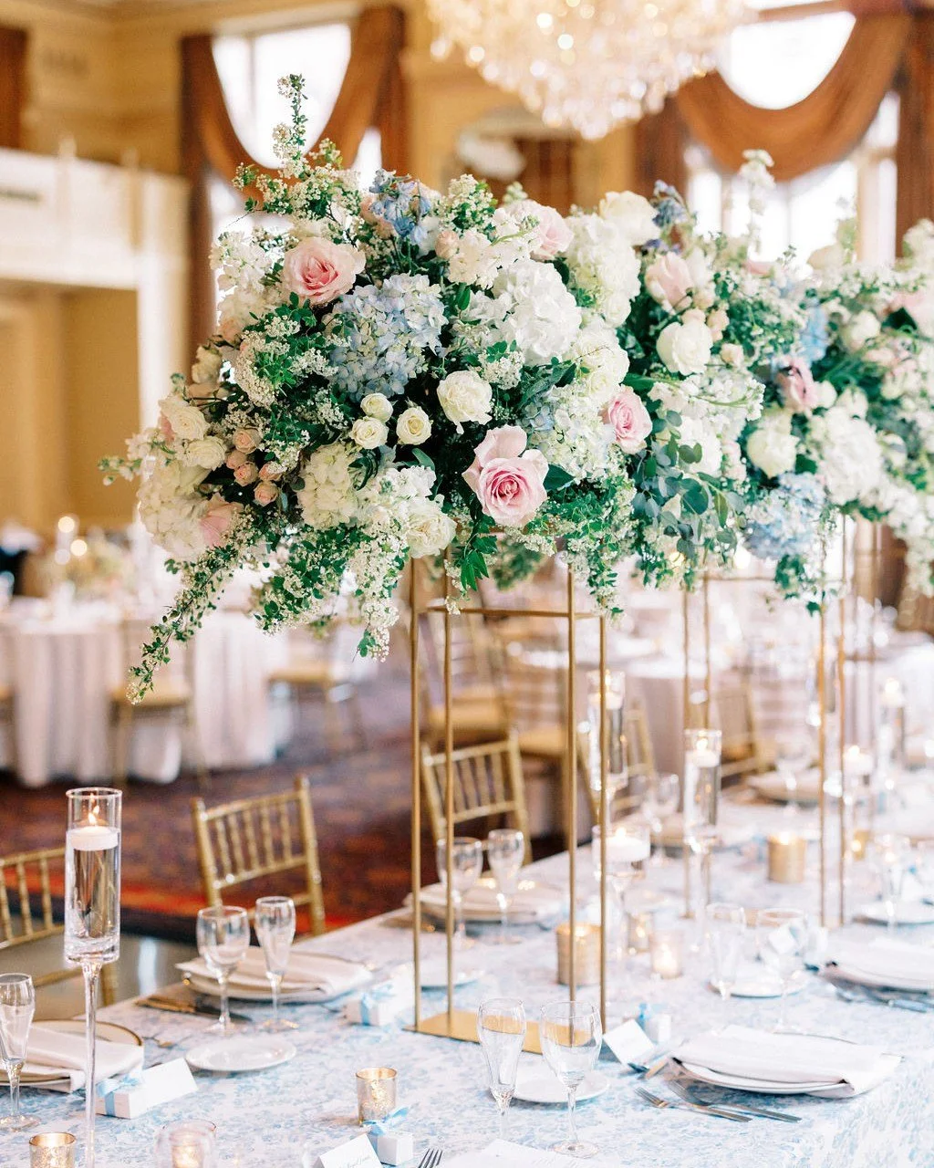 True head table goals with this vision in soft pastels🩵🩷

Kings tables or long family style tables make a big statement in the room and give us plenty of space to play with florals. Adding a patterned linen also adds impact and catches the eye.

Yo