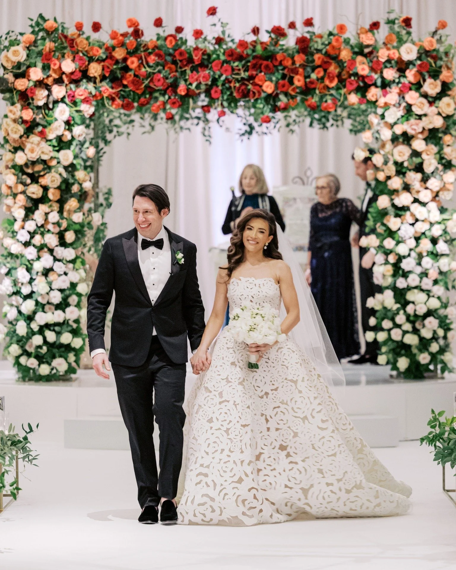 Those just married vibes...nothing sweeter! 💖

This ombr&eacute; rose design perfectly captures that magical moment between floral colors. 

Soft creams and blush melt into apricots and fiery reds, creating a gorgeous flow of color that feels vibran