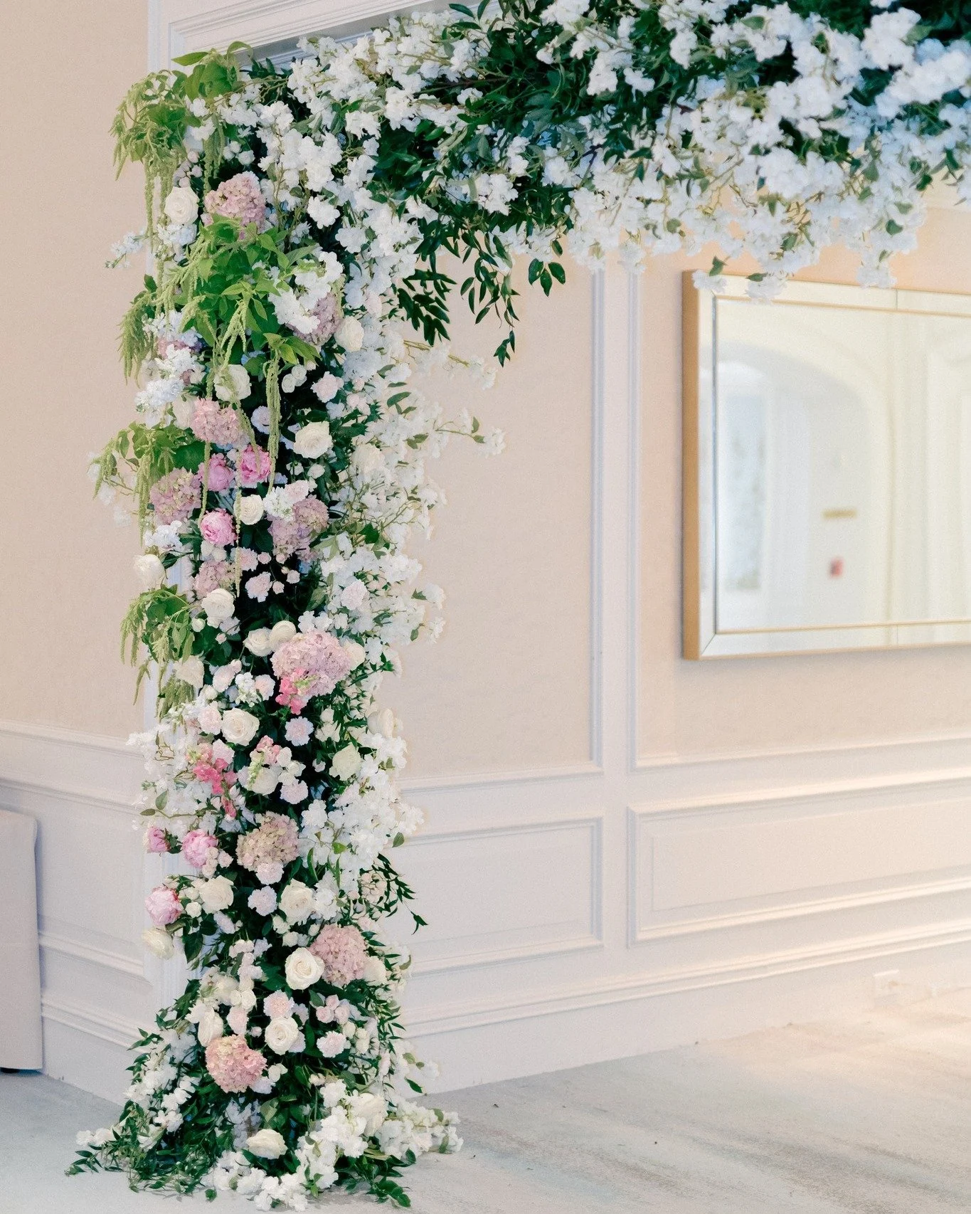 When it's time to make an entrance, you can always count on us. 

Just loving this floral entrance at The Ritz Carlton...truly the best way to greet your guests into an epic cocktail hour.

Images: @maggieadamsphoto 
Venue: @ritzcarltonstlouis 
Renta