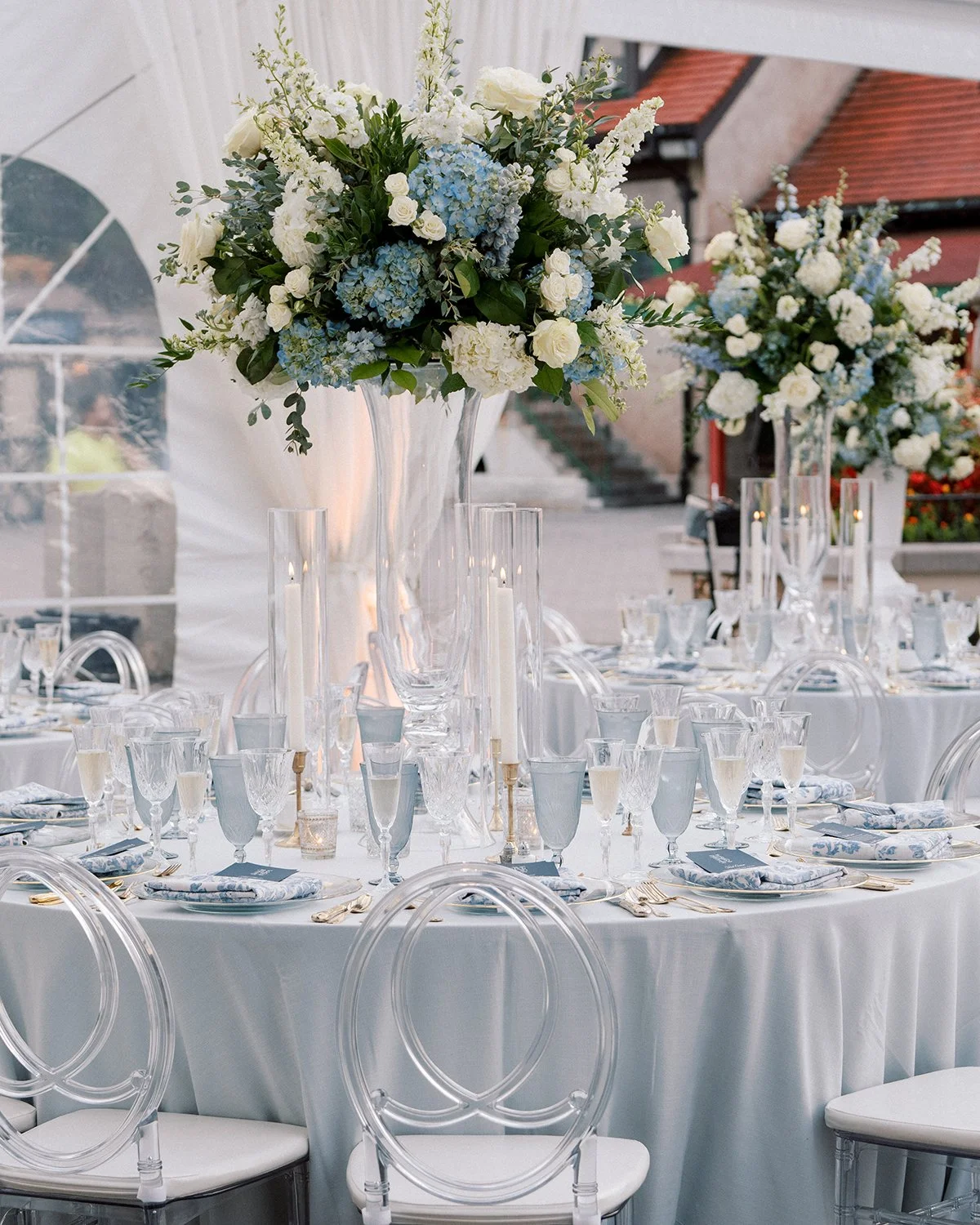 Blue and white will always have our hearts. 🩵🤍

There&rsquo;s something undeniably timeless about this classic pairing&mdash;especially beneath the soft draping of a tent, where candlelight begins to glow as the evening unfolds.

Crisp whites, shad