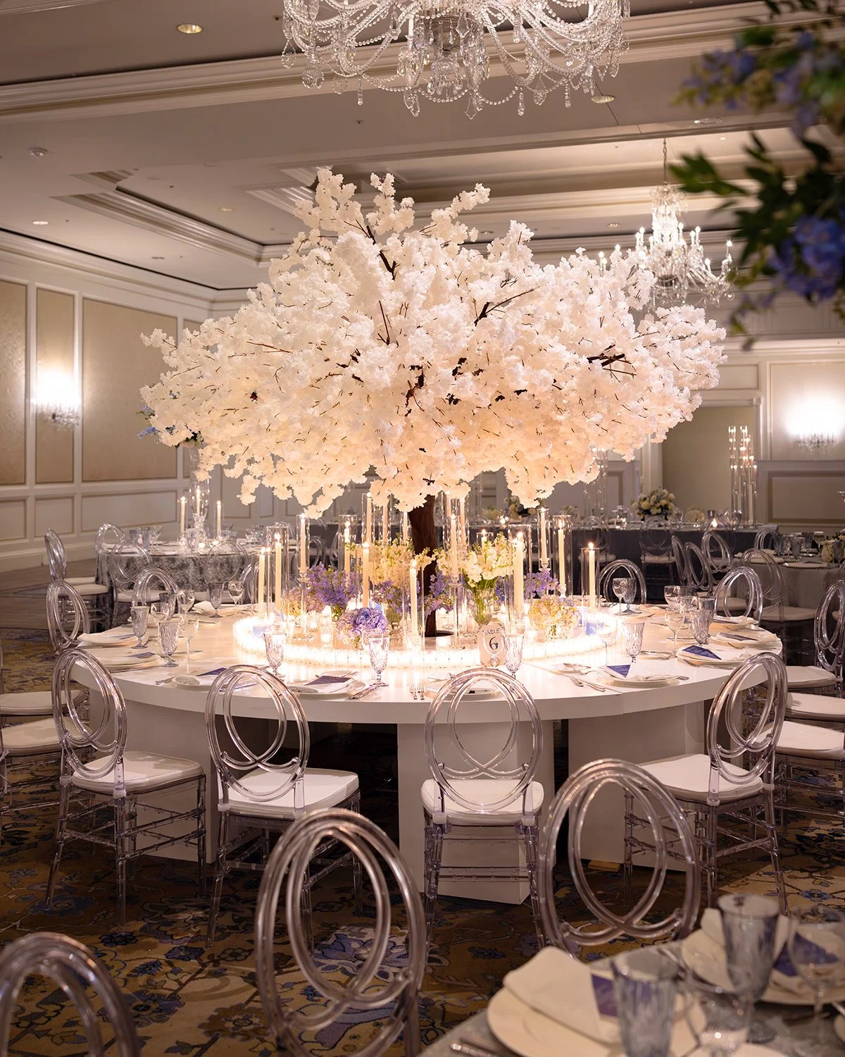 Make a statement. Then add a little glow. ✨

White tree centerpieces bring the drama, but add a sea of candlelight and suddenly the entire room feels transformed.

Sculptural branches, glowing candles, and that unmistakable wow factor create more tha
