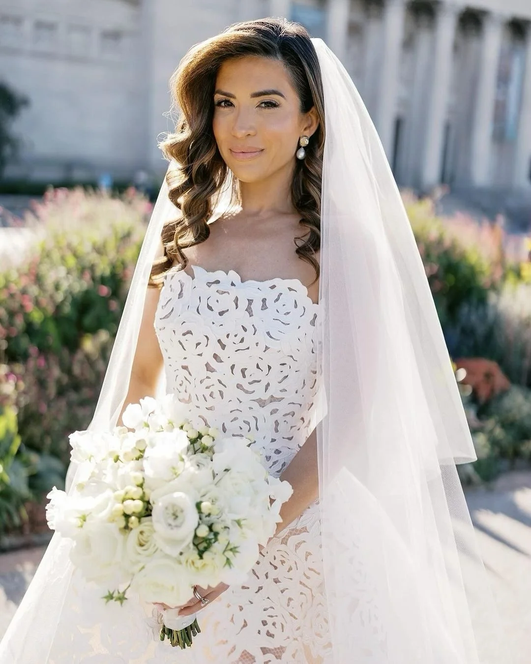 ✨Timeless elegance✨ Llana was absolutely radiant in her Oscar de la Renta gown and the ombre floral chuppah framed the newlyweds as they started the next chapter in their love story. 

Planning @simchasevents 
Floral @bellifioristl 
Photo @mikecassim