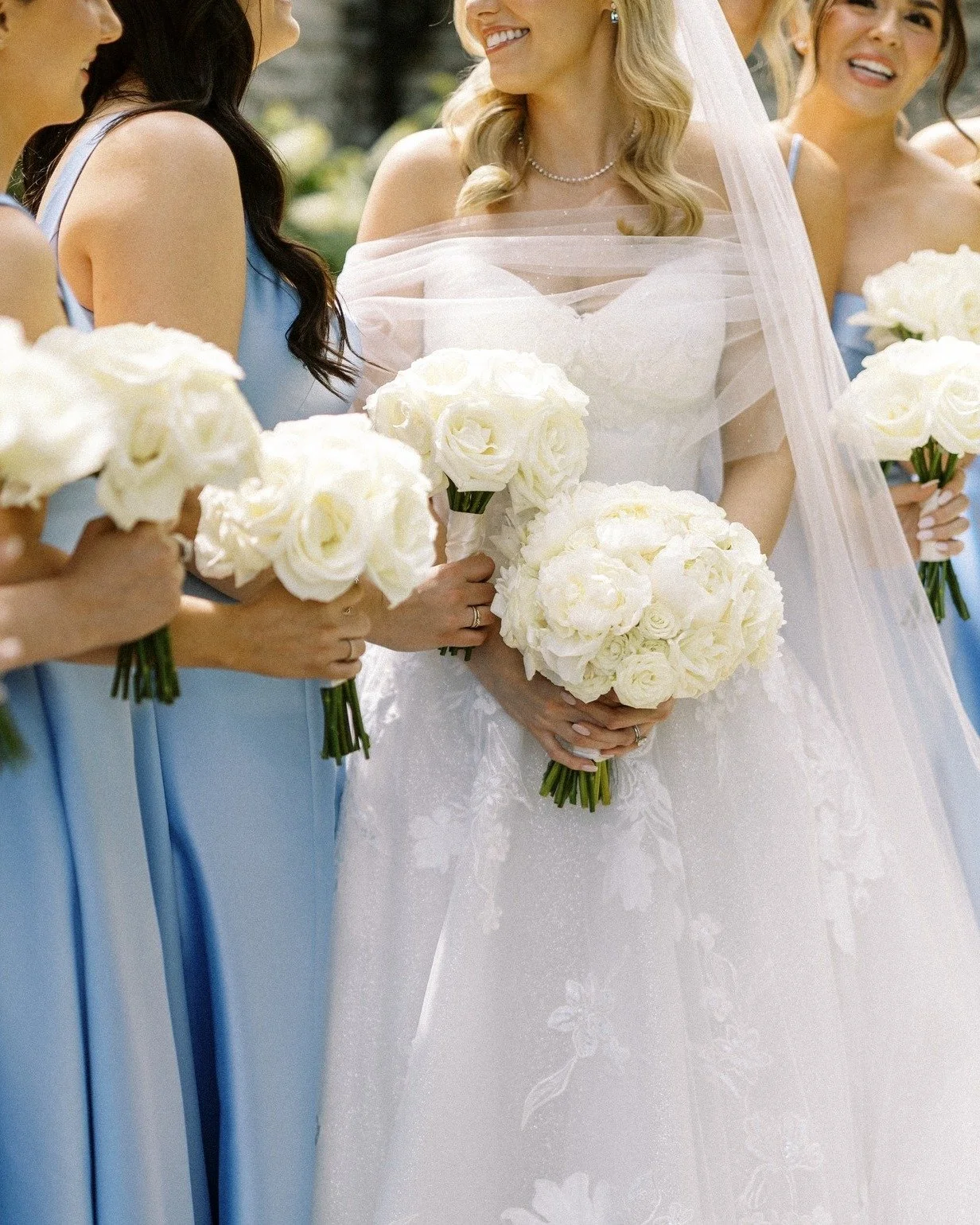 Classic white roses, soft touches of blue and lavender, and the warm glow of candlelight&mdash;every detail of this wedding felt effortlessly romantic. 🤍

There&rsquo;s something timeless about a floral palette this elegant. The crispness of white r