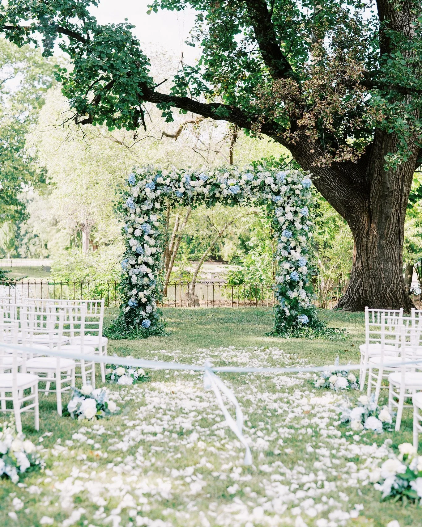 Like a scene straight out of a romantic movie. 🤍🌿

There&rsquo;s just something special about getting married outdoors. The sunshine on your shoulders, birds chirping in the background, and the sweet scent of fresh flowers all around you. It&rsquo;