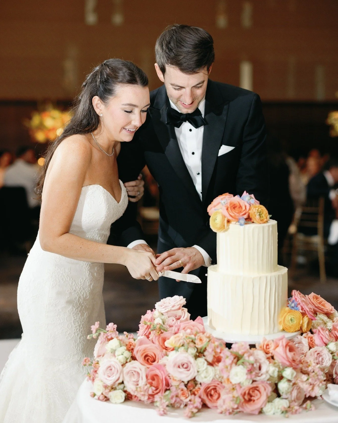 A little extra sweetness, with a whole lot of romance. 🌸✨

Wedding cakes are often a focal point of the celebration, so why not make them as beautiful as they are delicious? This lush cake meadow brings blooms spilling around the base, creating a ga