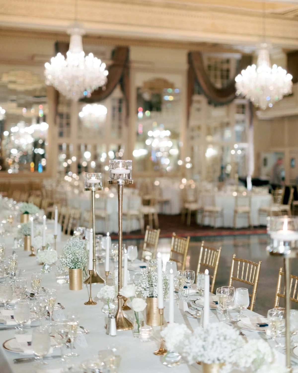 Head table flowers designed by Belli Fiori at the Missouri Athletic Center in St. Louis.