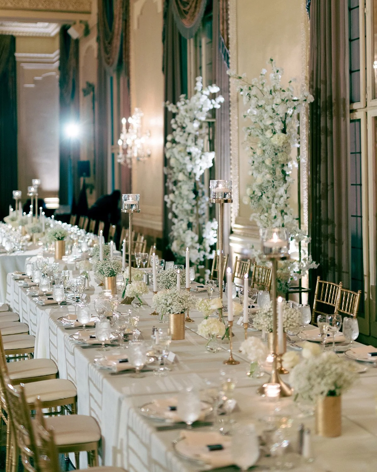 Head table wedding flowers designed by Belli Fiori at the Missouri Athletic Center in St. Louis.