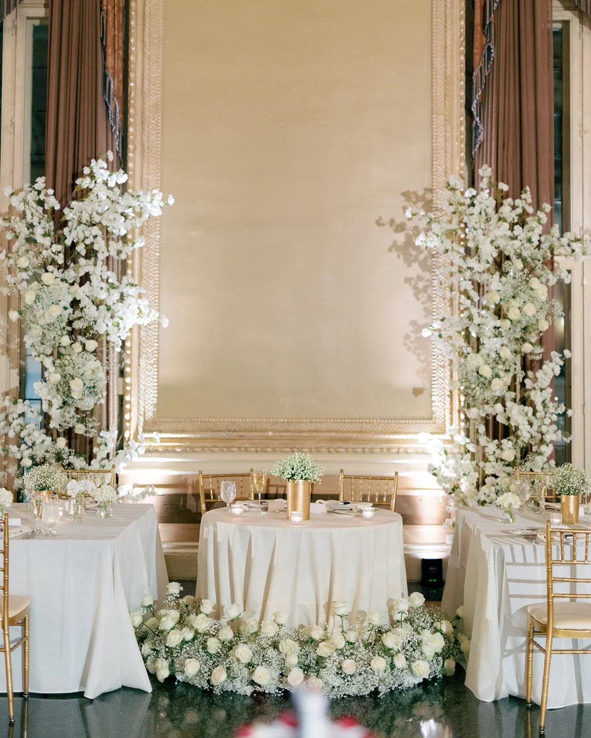 Sweetheart table flowers designed by Belli Fiori at the Missouri Athletic Center in St. Louis.