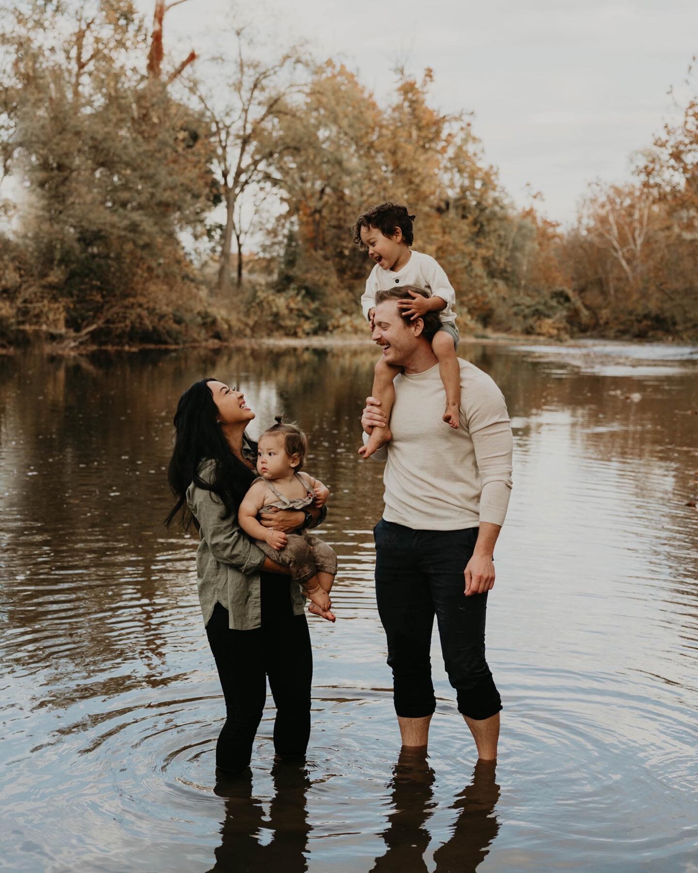 I never knew how much a I needed a fall creek session. 🥹 We were blessed with the most beautiful and warm fall day and this little family is just pure magic. ✨