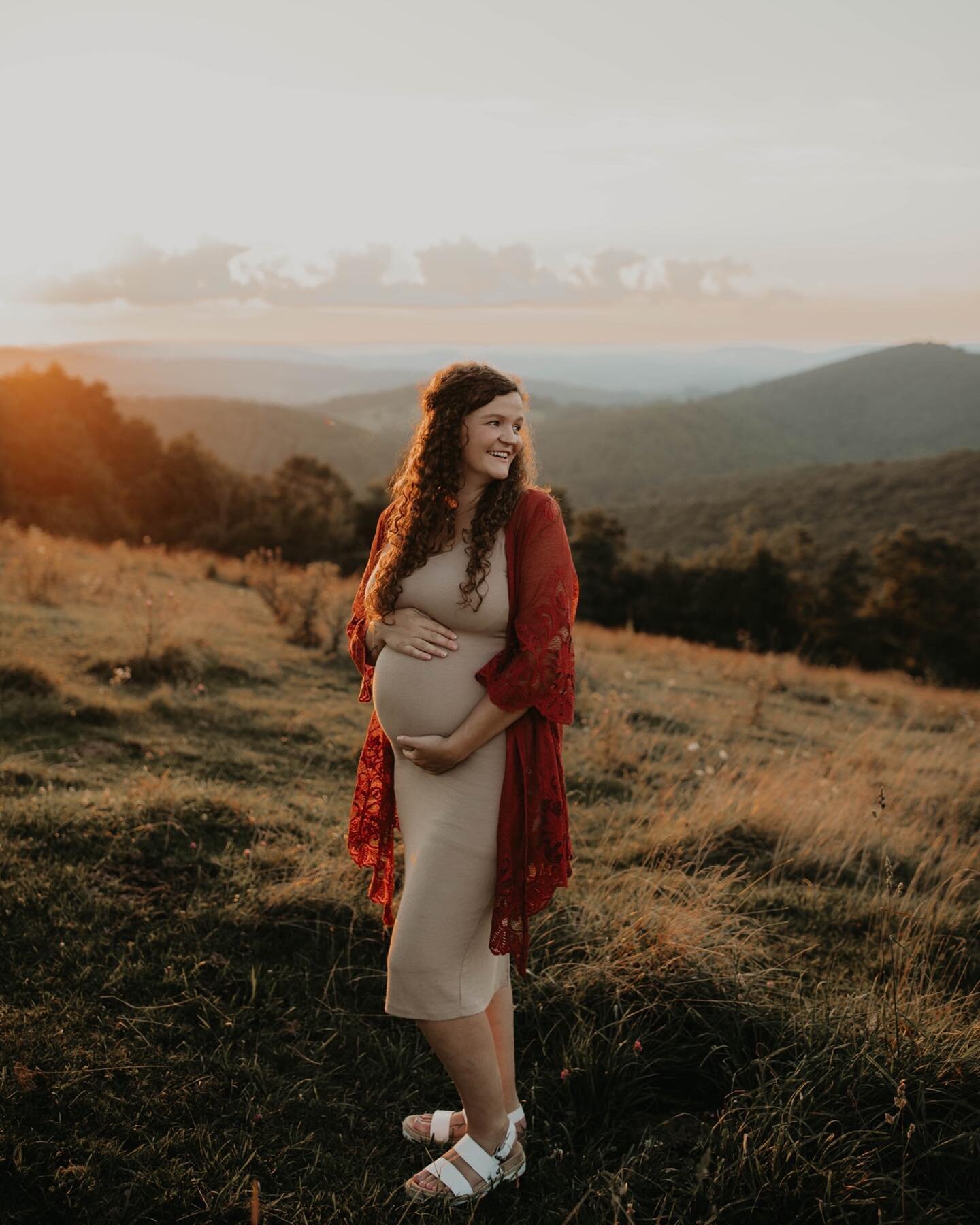 Maternity in the mountains makes my heart swelllllll every dang time. 🥹😭 

This was the perfect session to end a crazy week before my little fam heads out of town for our first real vacation since having our girl and I. can&rsquo;t. waittttt. 🙌🏼