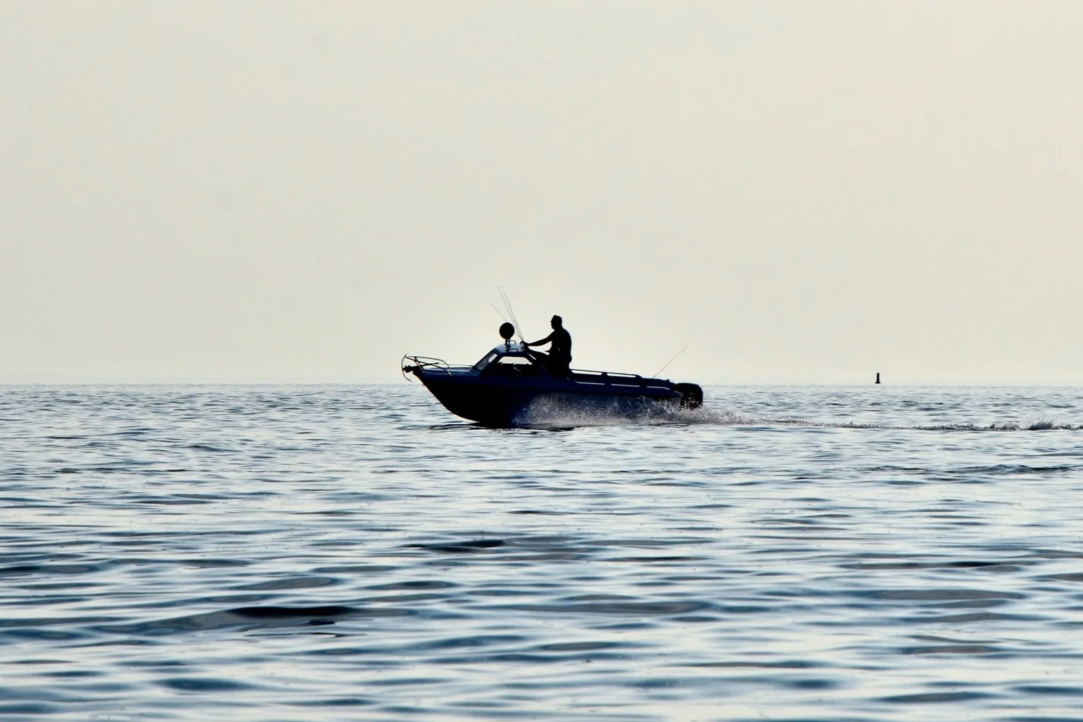 MOTOR BOATS OPEN SKIFFS WITH OUTBOARD MOTORS CAPACITY: 1 TO 4 ADULTS HOURLY RATE: $40 MEMBER | $50 GENERAL DAILY RATE: $200 MEMBER | $250 GENERAL CRAB POTS: $25 FOR 1, $40 FOR 2, PER DAY Free crab pot included with all day row or motorboat rental!