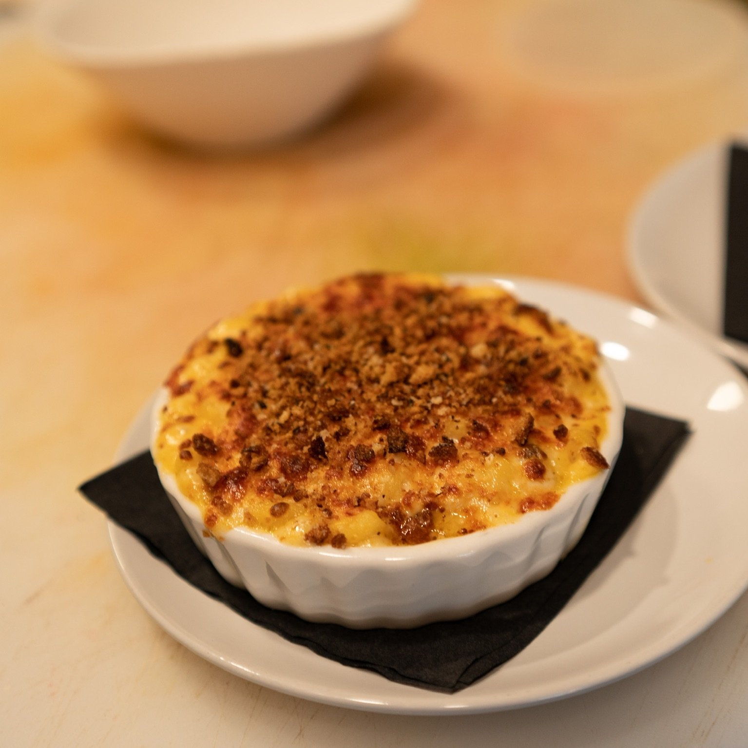 Meet us at Social Hour 🍻🤤 mini chorizo mac &amp; cheese is calling your name!!! 

[Tuesday 4-5pm | Wednesday - Friday 2-5pm | Saturday 4-5pm | Everyday Late Night 8pm - closing] 

📸 cred: @gabepalosofficial