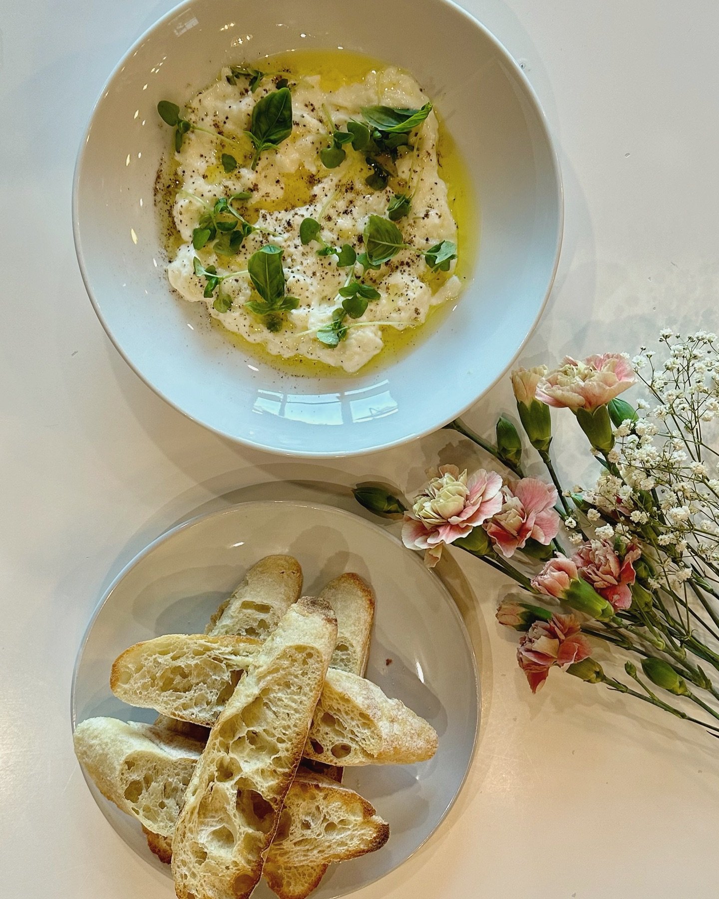 This week&rsquo;s special we&rsquo;ll have the Di Stefano Stracciatella with @sciabicasoliveoil + black pepper + basil + crostini 🌱🌱🌱 

And you might be wondering&hellip; what is Stracciatella??? It&rsquo;s a type of soft Italian cheese made by pu