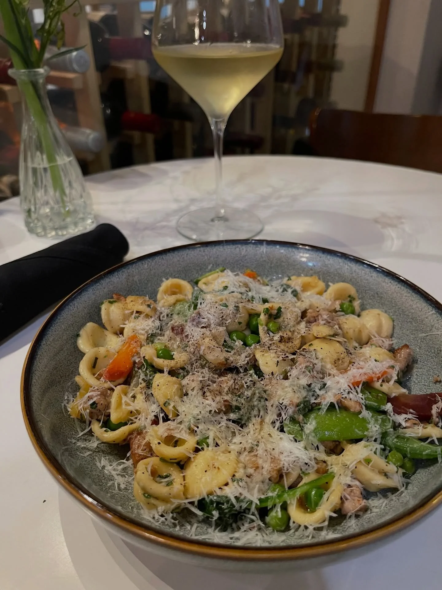 Your next favorite dish 🌱🌱🌱 ORECCHIETTE &amp; SAUSAGE with @thelongranch sausage + broccoli rabe + peas + carrots + shaved garlic + pecorino romano + @sciabicasoliveoil EVOO 

{Light &amp; Delicious} perfect for Lunch or Dinner 

#fresh #healthyfo