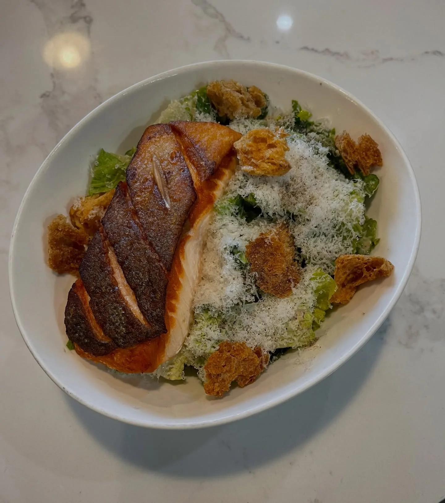 Baby Kale Caesar Salad with Salmon&hellip; yes please!!! Only available for the next 2 weeks 🍣🌱 add a glass of G&eacute;rard Bertrand Picpoul De Pinet and you will not be disappointed 🥂

#salmon #caesarsalad #whatsfordinner #whatsforlunch #delicio