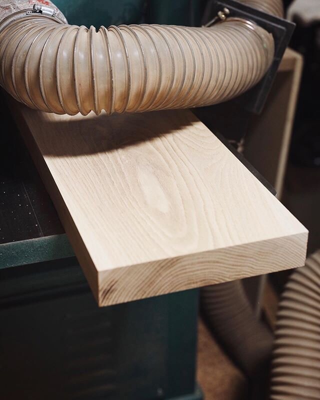 How beautiful is this grain?! You&rsquo;ve got to love that first grain reveal that comes through when processing rough sawn lumber. This white oak is gorgeous!

#woodworking #grizzly #woodshop #workshop #build #woodworkersofinstagram #furnituremaker
