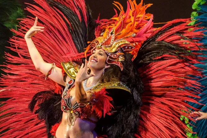 Adrianna Yanuziello DANCER/ARTISTIC DIRECTOR/CHOREOGRAPHER Adrianna Yanuziello, founder and artistic director of Dance Migration, teaches, choreographs, and promotes Brazilian culture in Toronto and abroad. Her influences include Rosangela Silvestre, Bale Folclorico Da Bahia, Olodum (Salvador, Bahia). Her training began at a very young age in classical dance, to jazz, tap, hip hop and musical theatre. In 2006 Adrianna began travelling to Brazil to train with only the best in Brazilian dance. Some of her master teachers include Rosangela Silvestre, Vera Passos, Mestre King, Nem Brito, Ze Ricardo, CArlinhos do Salgueiro, Patrick Carvalho, and more. Adrianna has taught workshops throughout Canada, as well as in Brazil, Ecuador, Israel, Taiwan, Hong Kong, and the USA. She has produced, choreographed, and performed full-length theatre shows and major corporate events. In November 2014 Adrianna presented her 90 minute production Terra Brasil in 26 cities in the Netherlands. She also choreographed for the upcoming feature film The Dance Migration: Documentary Dance Film, which was filmed in Salvador, Brazil.