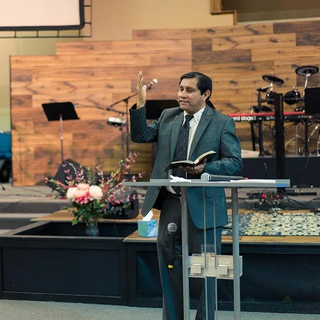 Conoce nuestro pastor, Carlos P&eacute;rez.  El a estado sirviendo a Dios junto a su familia en Fuego Fresco desde 2008, cuando respondieron al llamado de Dios en fundar una iglesia que cree en el prop&oacute;sito de la familia!