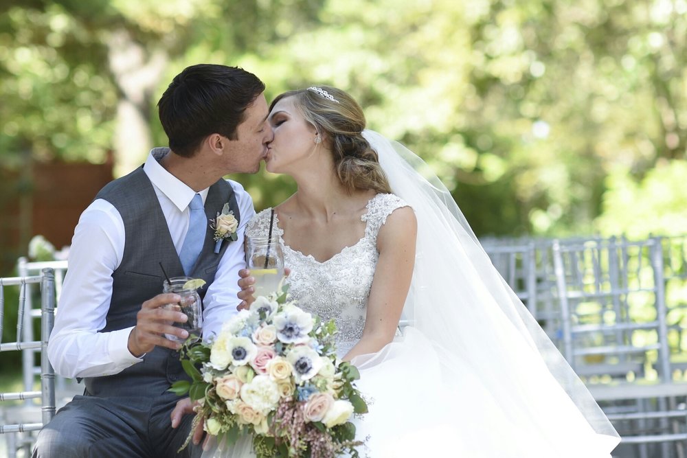 bouquet_boutonniere_couple_kissing_newcastle_wedding_gardens_violette_fleurs.jpg
