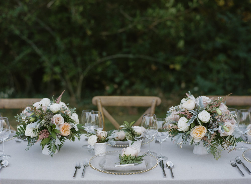 Violette-fleurs-roseville-sacramento-california-Flower-farm-inn-wedding-florist-spring-tablescape-blush-peach.jpg