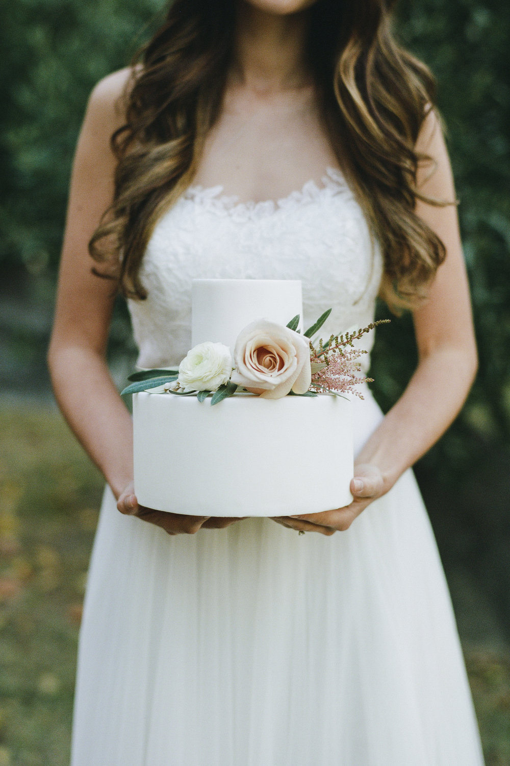 Violette-fleurs-roseville-sacramento-california-Flower-farm-inn-wedding-florist-spring-cake-inspo-simple-elegant.jpg