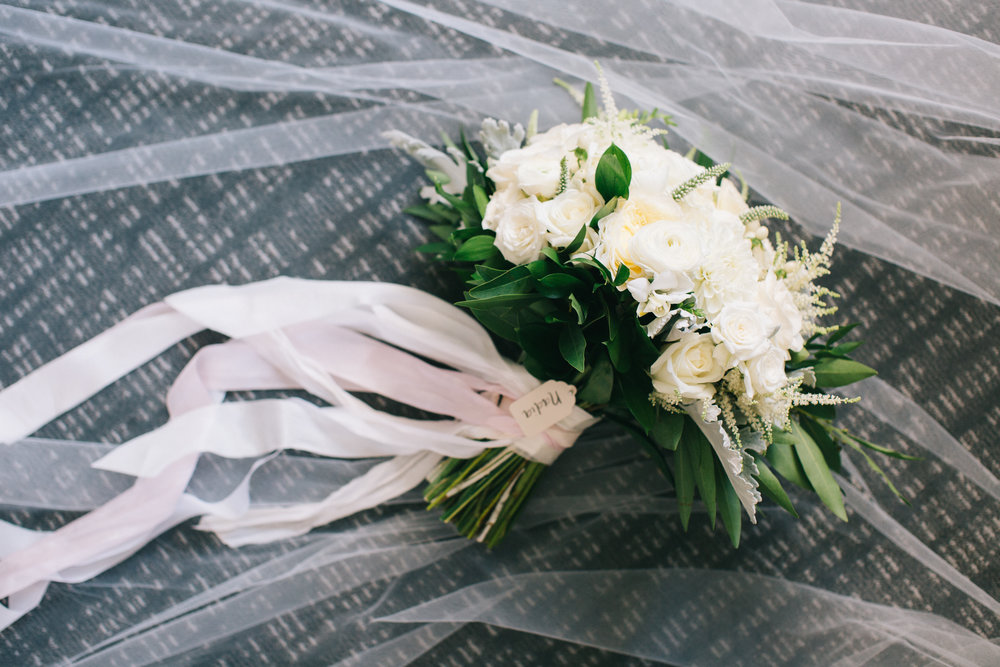 white_luxury_bridal_bouquet_veil_violette_fleurs_anna_perevertaylo.jpg