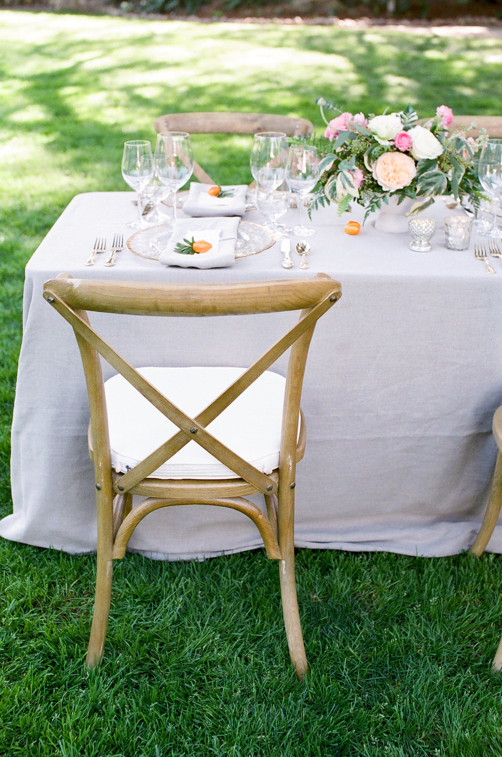 garden_style_romantic_guest_table_low_centerpiece_Wine_and_Roses_Lodi.jpg