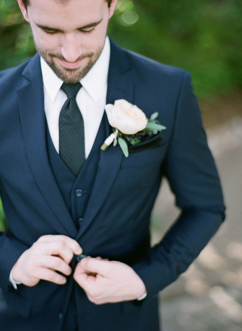groom_boutonniere_romantic_details_Wine_and_Roses_Lodi.jpg