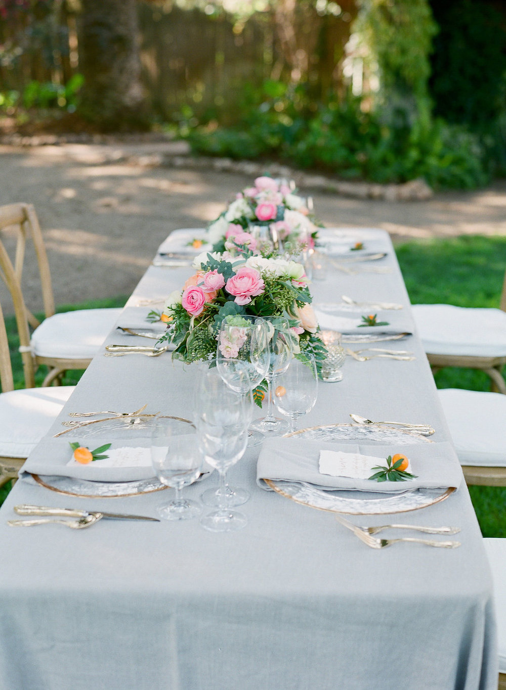 low_garden_style_guest_table_wedding_centerpiece_Wine_and_Roses_Lodi.jpg
