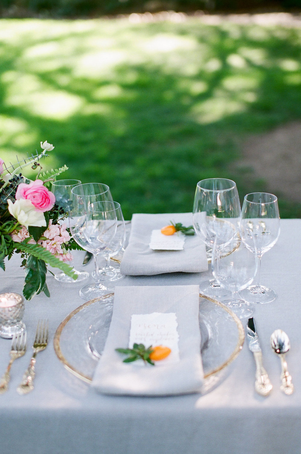 table_setting_centerpiece_Wine_and_Roses_Lodi.jpg