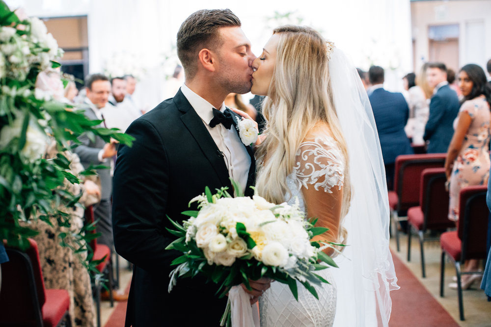 bride_groom_tradidtional_church_wedding_white_blush_flowers_violette_fleurs_anna_perevertaylo.jpg