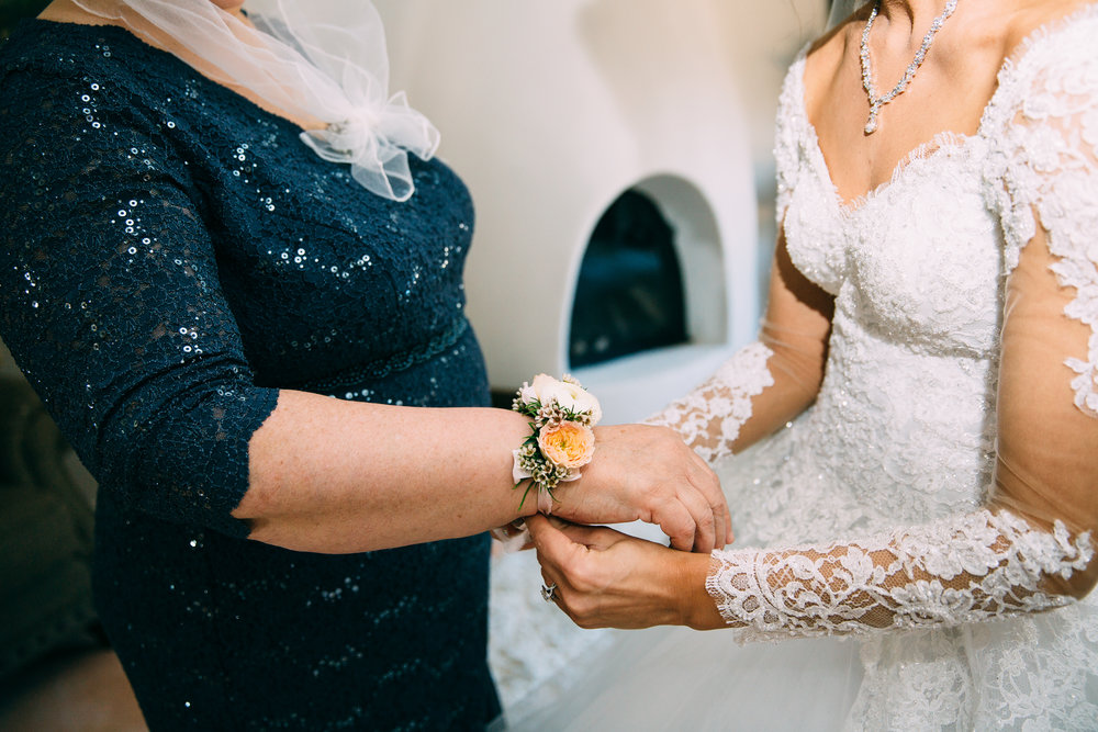 Violette-fleurs-anna-perevertaylo-White-Blush-elegant-flowers-for-wedding-decor-upscale-design-roseville-sacramento-california-rancho-robles-vinyards-lincoln-elegant-luxury-bride-mother-corsage.jpg