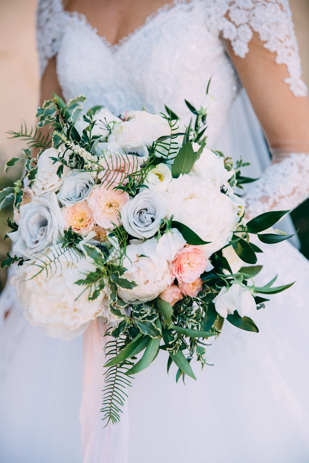 Violette-fleurs-anna-perevertaylo-White-Blush-elegant-flowers-for-wedding-decor-upscale-design-roseville-sacramento-california-rancho-robles-vinyards-lincoln-elegant-luxury-blush-whimsical-bridal-bouquet-beautiful-dress.jpg