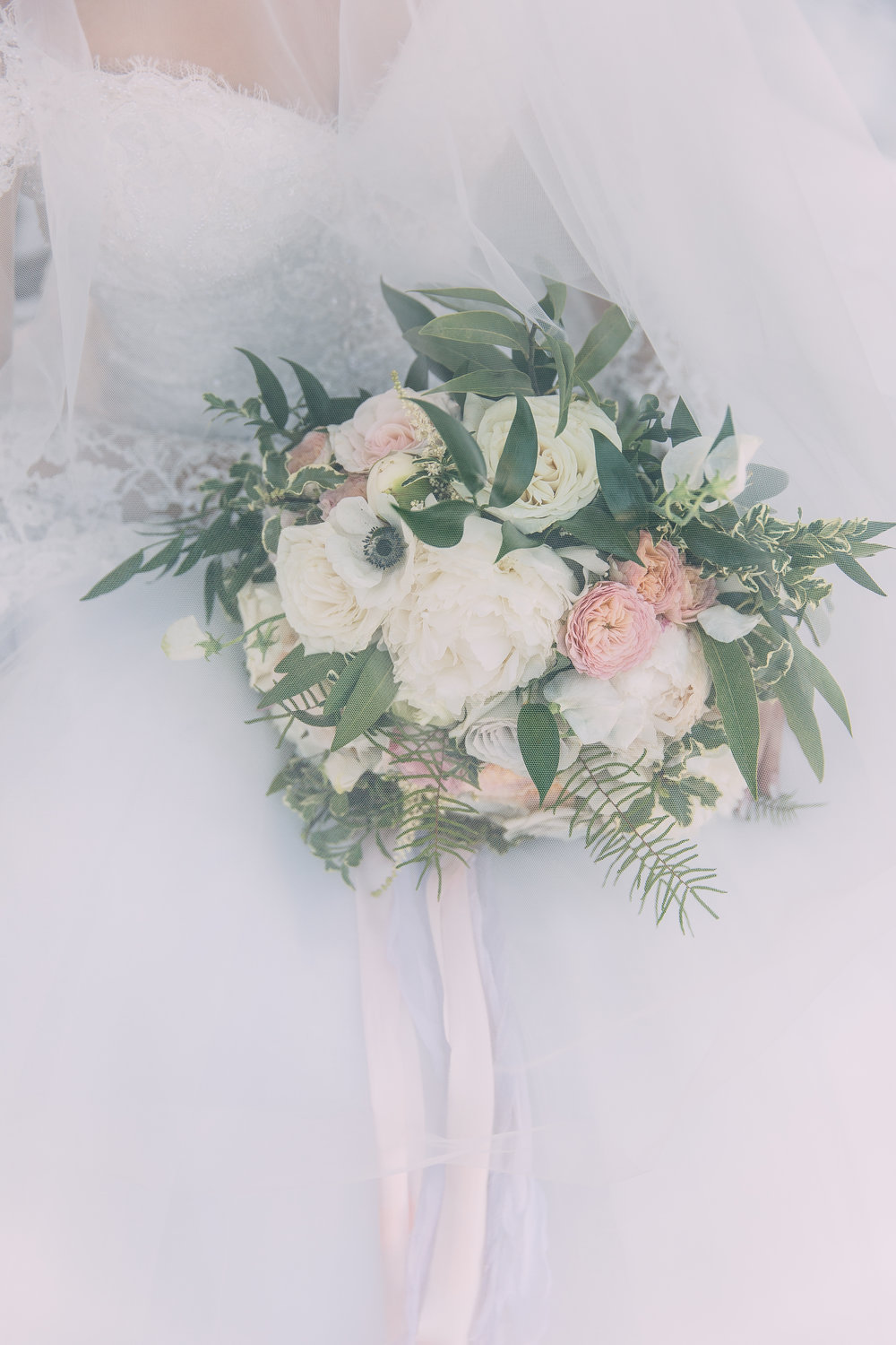 Violette-fleurs-anna-perevertaylo-White-Blush-elegant-flowers-for-wedding-decor-upscale-design-roseville-sacramento-california-rancho-robles-vinyards-lincoln-elegant-luxury-blush-bridal-bouquet-veil-photo.jpg